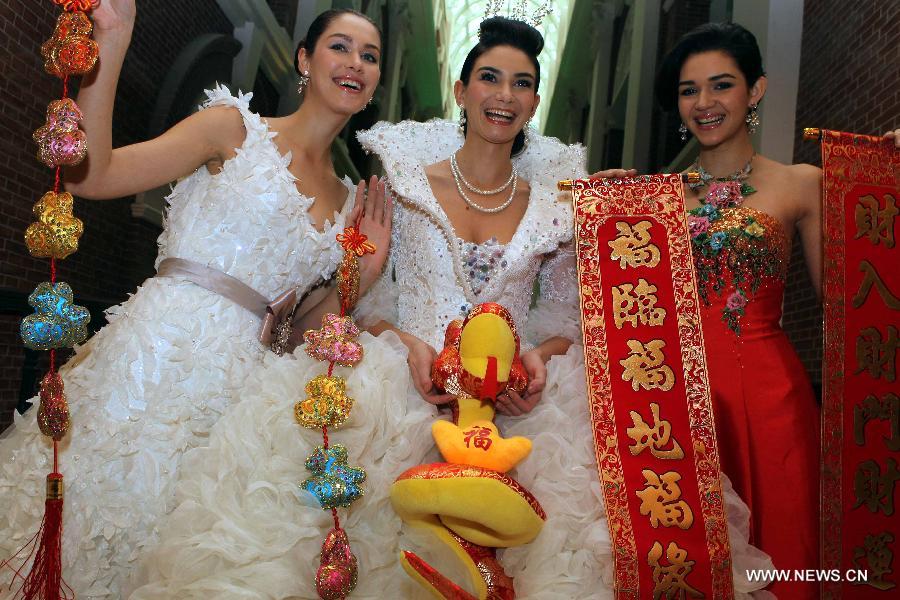 Models present tailor-made wedding dresses during a show on the Bund in Shanghai, east China, Feb. 5, 2012. (Xinhua/Zhang Ming)