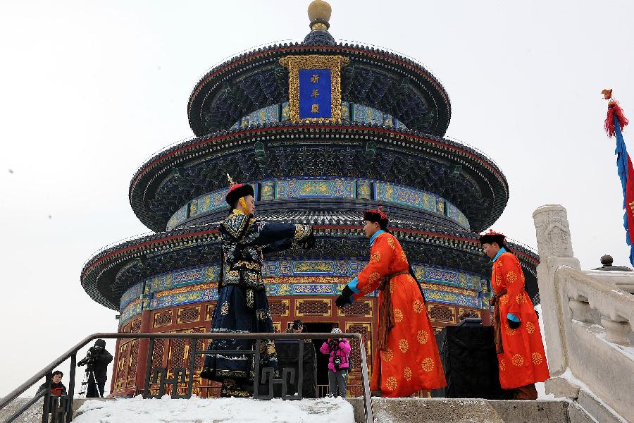 Performers dressed in costumes of the Qing Dynasty (1644-1911) act during a rehearsal of a performance presenting the ancient royal ritual to worship heaven at the Temple of Heaven in Beijing, capital of China, Feb. 5, 2013. (Xinhua/He Junchang) 