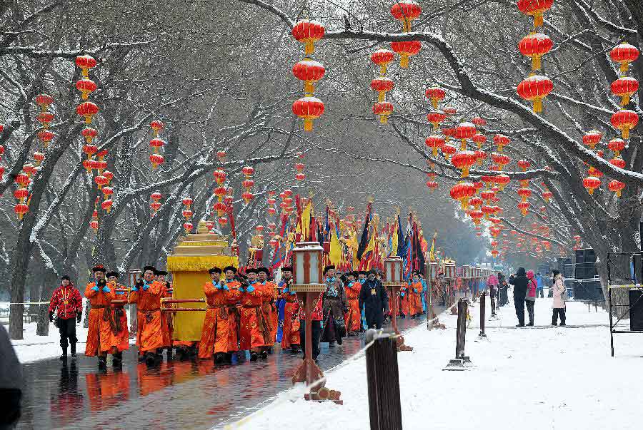 Performers dressed in costumes of the Qing Dynasty (1644-1911) act during a rehearsal of a performance presenting the ancient royal ritual to worship heaven at the Temple of Heaven in Beijing, capital of China, Feb. 5, 2013. (Xinhua/He Junchang) 