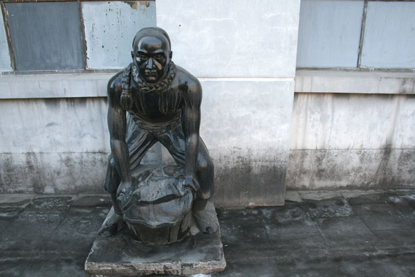 A statue helps demonstrate baijiu's 800-year history at the Erguotou baijiu factory in Beijing. (CRIENGLISH.com/William Wang)