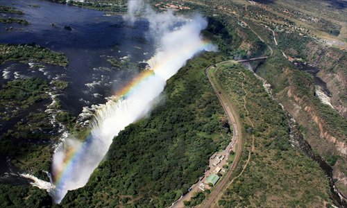 Photographer takes stunning snap of a half-circle rainbow above Victoria Falls, Zimbabwe. (Photo source:huanqiu.com)