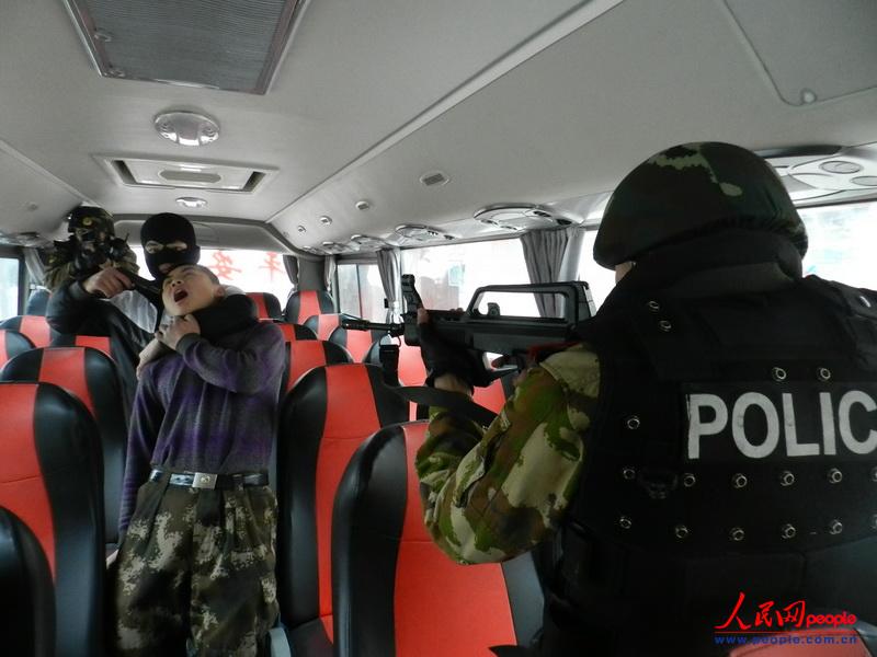 Chaozhou, Feb. 4 (People's Daily Online) No. 2 detachment of Anhui Armed Police Corps organizes anti-public transport hijacking drills on Feb. 3, 2013. It is reported that the group has organized various combat drills since the Spring Festival travel started, aiming to improve the combat ability under emergencies and secure the safety of travelers during the Spring Festival. (People's Daily Online/ Xu Wei)