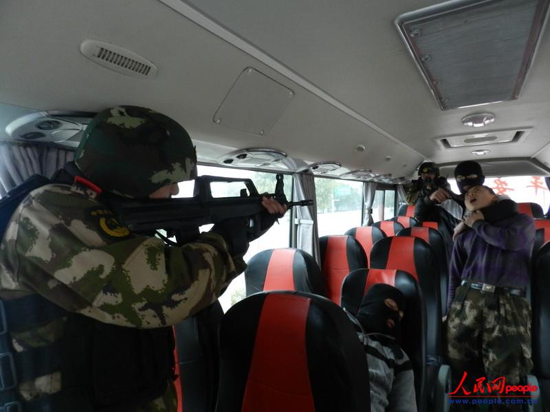 Chaozhou, Feb. 4 (People’s Daily Online) No. 2 detachment of Anhui Armed Police Corps organizes anti-public transport hijacking drills on Feb. 3, 2013. It is reported that the group has organized various combat drills since the Spring Festival travel started, aiming to improve the combat ability under emergencies and secure the safety of travelers during the Spring Festival. (People’s Daily Online/ Xu Wei)