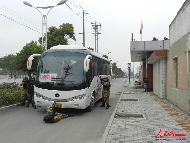 Chaozhou, Feb. 4 (People’s Daily Online) No. 2 detachment of Anhui Armed Police Corps organizes anti-public transport hijacking drills on Feb. 3, 2013. It is reported that the group has organized various combat drills since the Spring Festival travel started, aiming to improve the combat ability under emergencies and secure the safety of travelers during the Spring Festival. (People’s Daily Online/ Xu Wei)