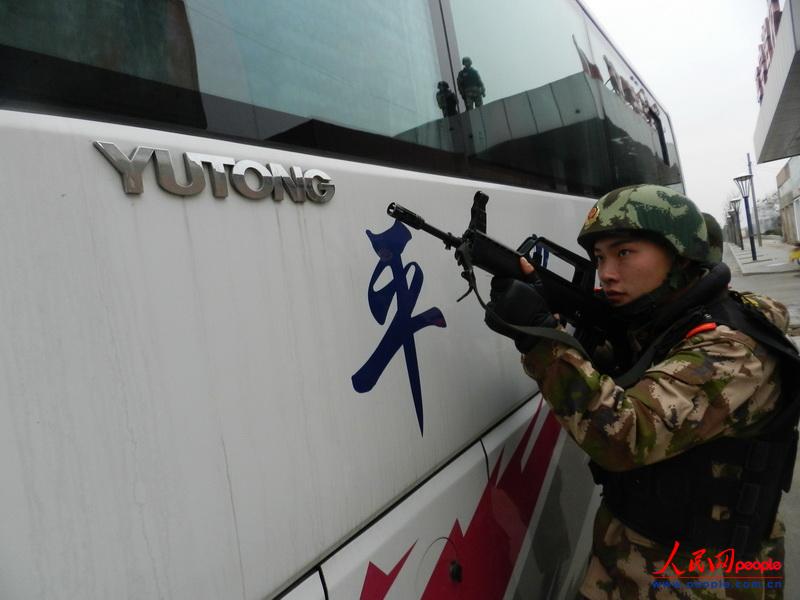 Chaozhou, Feb. 4 (People’s Daily Online) No. 2 detachment of Anhui Armed Police Corps organizes anti-public transport hijacking drills on Feb. 3, 2013. It is reported that the group has organized various combat drills since the Spring Festival travel started, aiming to improve the combat ability under emergencies and secure the safety of travelers during the Spring Festival. (People’s Daily Online/ Xu Wei)