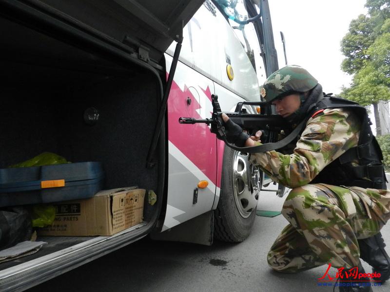 Chaozhou, Feb. 4 (People’s Daily Online) No. 2 detachment of Anhui Armed Police Corps organizes anti-public transport hijacking drills on Feb. 3, 2013. It is reported that the group has organized various combat drills since the Spring Festival travel started, aiming to improve the combat ability under emergencies and secure the safety of travelers during the Spring Festival. (People’s Daily Online/ Xu Wei)