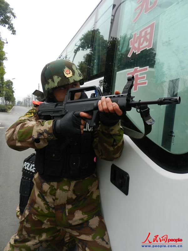 Chaozhou, Feb. 4 (People’s Daily Online) No. 2 detachment of Anhui Armed Police Corps organizes anti-public transport hijacking drills on Feb. 3, 2013. It is reported that the group has organized various combat drills since the Spring Festival travel started, aiming to improve the combat ability under emergencies and secure the safety of travelers during the Spring Festival. (People’s Daily Online/ Xu Wei)