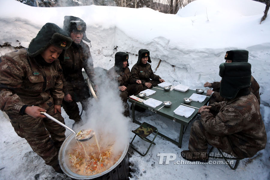 The officers and men can still have hot noodles in snow field. (China Military Online/Fan Qinghe, Yang Zaixin and Zhang Lei)
