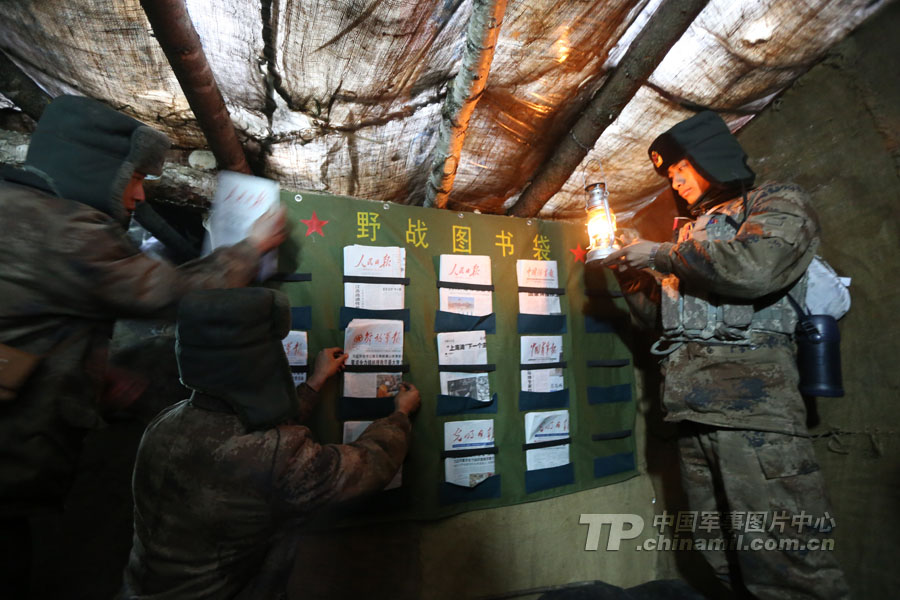 The officers and men are reading newspapers and magazines in the bunker. (China Military Online/Fan Qinghe, Yang Zaixin and Zhang Lei)