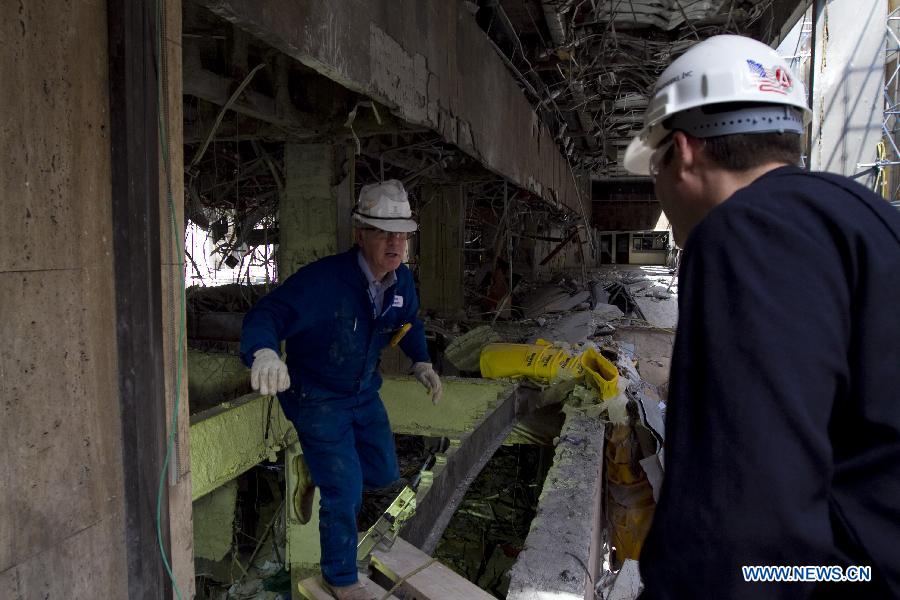 U.S. engineers work among the debris of the zone of the blast in the Pemex-Management B2 building in Mexico City, capital of Mexico, on Feb. 5, 2013. (Xinhua/Alejandro Ayala) 