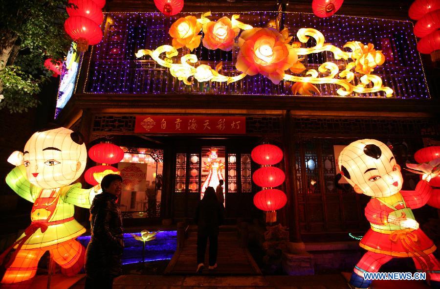 Visitors view festive lanterns in Nanjing, capital of east China's Jiangsu Province, Feb. 5, 2013. A 22-day lantern show will be launched on Feb. 6 to greet the upcoming Spring Festival, which falls on Feb. 10 this year. (Xinhua/Wang Xin) 