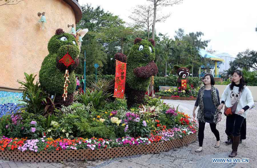 Tourists visit the newly-renovated Hong Kong Ocean Park in south China's Hong Kong, Feb. 5, 2013. The 2013 Lunar Lucky Fiesta will be held from Feb. 9 to 24 in the ocean park to celebrate the coming Chinese New Year of the Snake. (Xinhua/Li Peng)