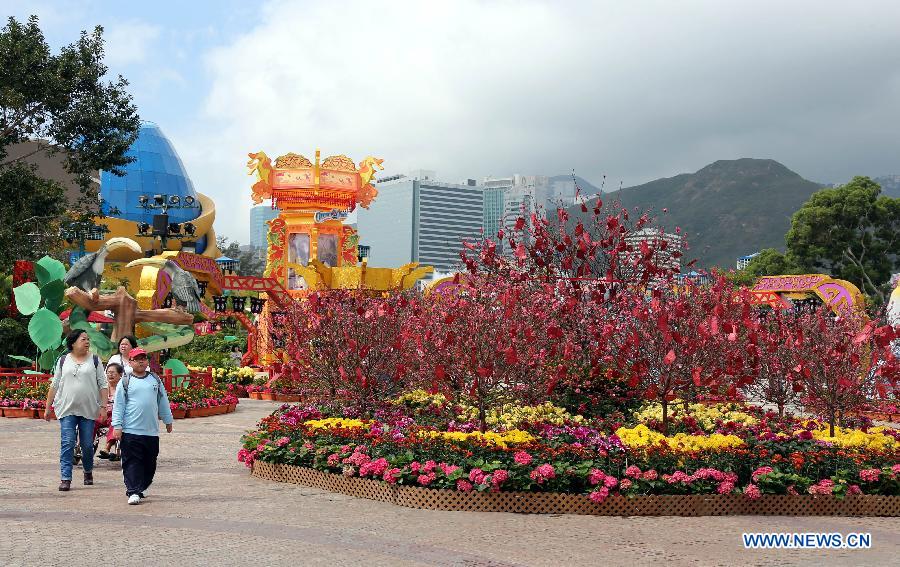 Tourists visit the newly-renovated Hong Kong Ocean Park in south China's Hong Kong, Feb. 5, 2013. The 2013 Lunar Lucky Fiesta will be held from Feb. 9 to 24 in the ocean park to celebrate the coming Chinese New Year of the Snake. (Xinhua/Li Peng)