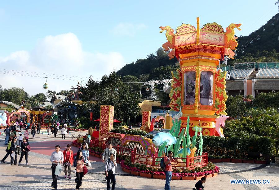 Tourists visit the newly-renovated Hong Kong Ocean Park in south China's Hong Kong, Feb. 5, 2013. The 2013 Lunar Lucky Fiesta will be held from Feb. 9 to 24 in the ocean park to celebrate the coming Chinese New Year of the Snake. (Xinhua/Li Peng)