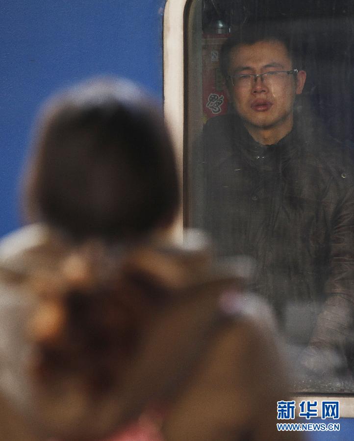 Photo taken on Jan. 26, 2013 shows the heartbreaking separation of two lovers at the Beijing Railway Station. (Xinhua/Wang Shen)