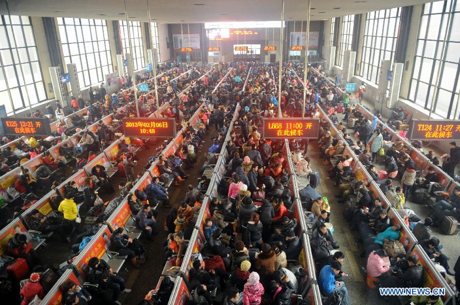 Passengers wait for trains at the Zhengzhou Railway Station in Zhengzhou, capital of central China's Henan Province, Feb. 6, 2013. China's transport system sees an annual travel rush around the Spring Festival, which starts on Feb. 10 this year. (Xinhua/Li Bo)