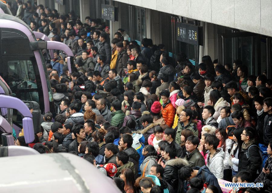Passengers take buses in a coach hub in Zhengzhou, capital of central China's Henan Province, Feb. 6, 2013. China's transport system sees an annual travel rush around the Spring Festival, which starts on Feb. 10 this year. (Xinhua/Li Bo)