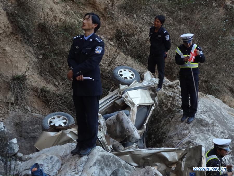 Policemen inspect the site of road accident in Wumeng Township under an industrial and tourist development zone near Kunming, capital of Yunnan, on Feb. 6, 2013. Twelve people were killed and three others injured after a vehicle fell off a mountain cliff in Yunnan Province on Wednesday afternoon. (Xinhua) 