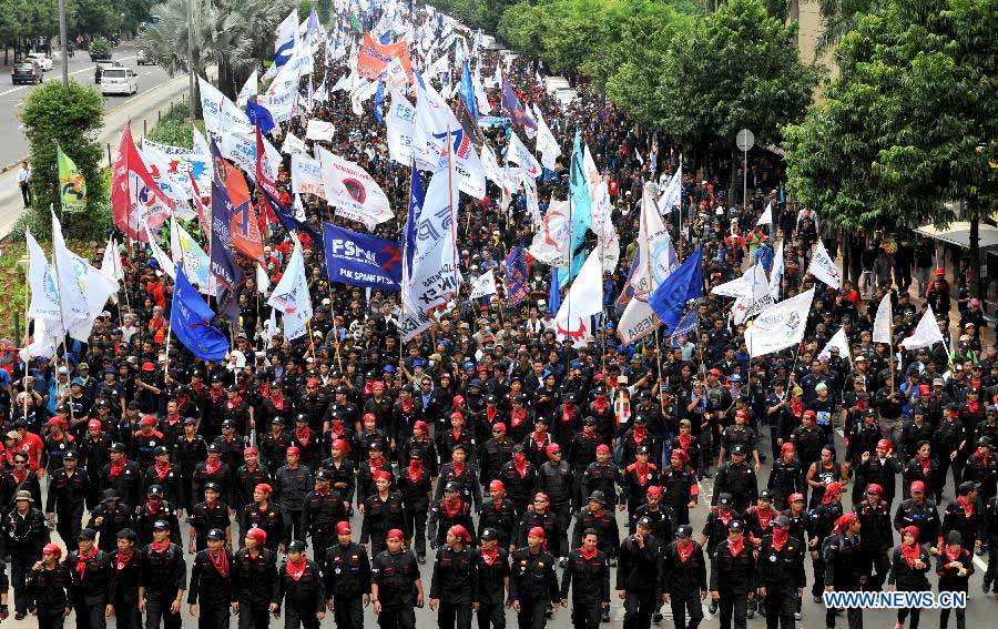 Workers shout slogans during a protest in Jakarta, Indonesia, Feb. 6, 2013. Thousands of Indonesian workers on Wednesday protested against the delay of Jakarta's minimum wage increase. (Xinhua/Agung Kuncahya B.) 