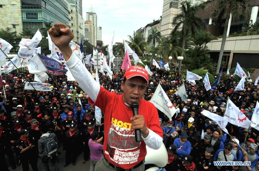 Workers shout slogans during a protest in Jakarta, Indonesia, Feb. 6, 2013. Thousands of Indonesian workers on Wednesday protested against the delay of Jakarta's minimum wage increase. (Xinhua/Agung Kuncahya B.) 