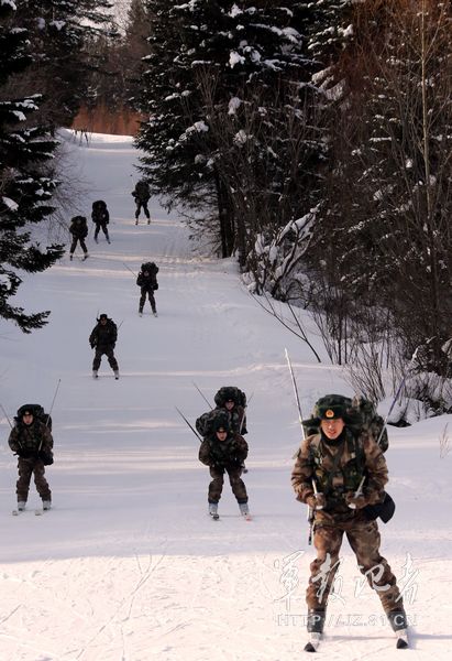 The officers and men of a regiment under the Shenyang Military Area Command (MAC) of the Chinese People's Liberation Army (PLA) are in winter training on the deep snow-capped mountains. (China Military Online/Zhang Lei)