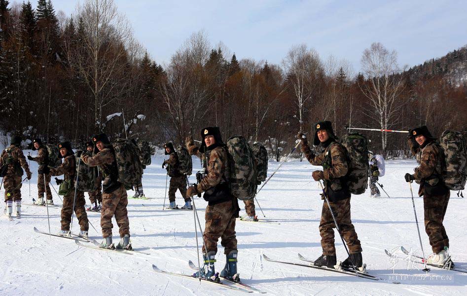 The officers and men of a regiment under the Shenyang Military Area Command (MAC) of the Chinese People's Liberation Army (PLA) are in winter training on the deep snow-capped mountains. (China Military Online/Zhang Lei)