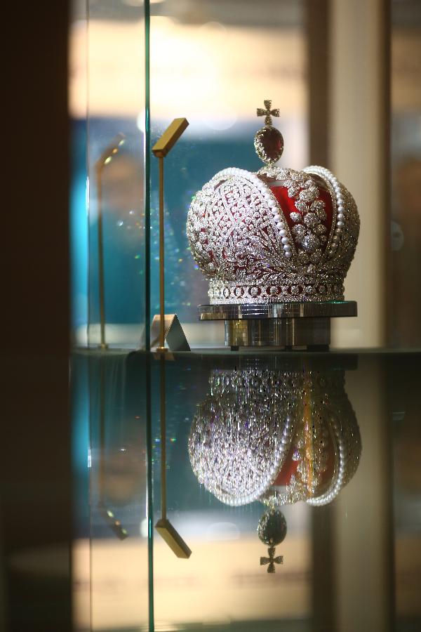 Imitation of the crown of Russian Empress Catherine II mounted with 110,000 diamonds is unveiled at the International Jewellery Exhibition in St. Peterburg, Russia, on Feb. 6, 2013. (Xinhua/Zmeyev)
