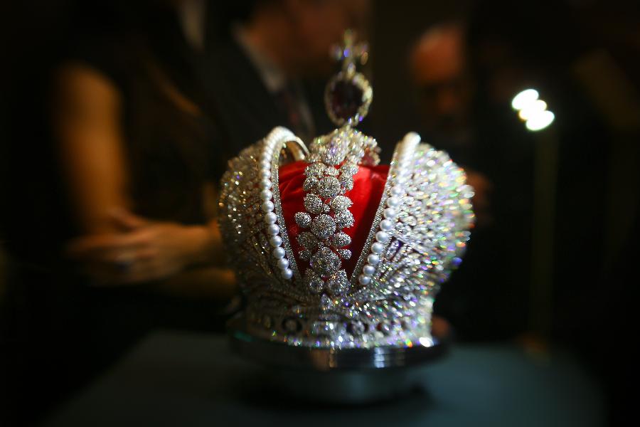Imitation of the crown of Russian Empress Catherine II mounted with 110,000 diamonds is unveiled at the International Jewellery Exhibition in St. Peterburg, Russia, on Feb. 6, 2013. (Xinhua/Zmeyev)