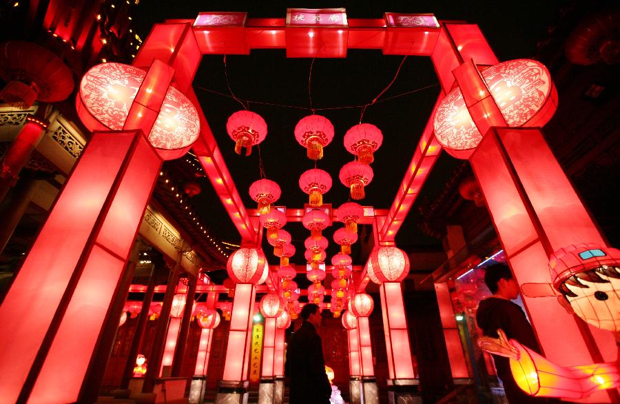 Visitors view lanterns during the 2013 Nanjing Qinhuai Lantern Show at the Confucius Temple in Nanjing, capital of east China's Jiangsu Province, Feb. 6, 2013. Around 500,000 lanterns are displayed during the event to celebrated the upcoming Spring Festival which falls on Feb. 10 this year. (Xinhua) 