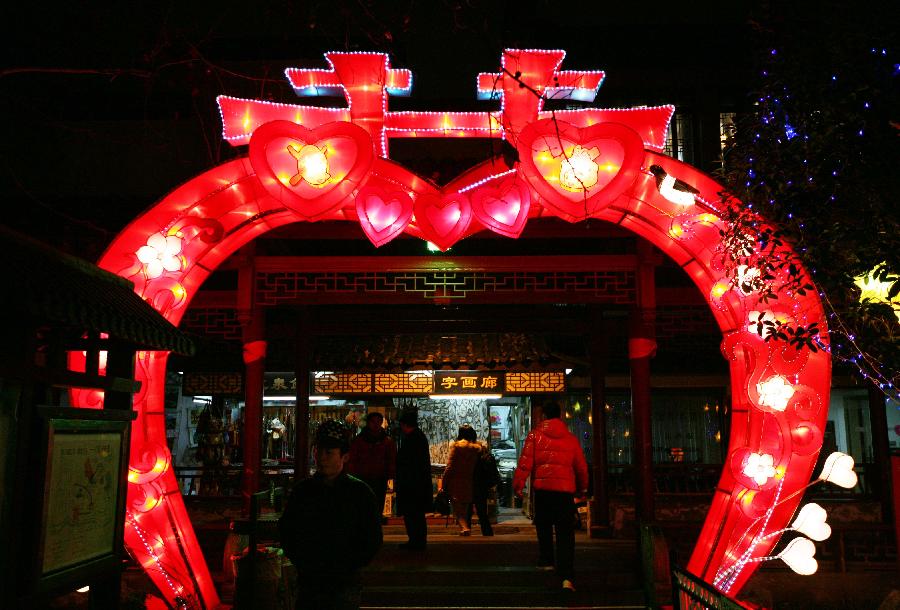 Visitors view lanterns during the 2013 Nanjing Qinhuai Lantern Show at the Confucius Temple in Nanjing, capital of east China's Jiangsu Province, Feb. 6, 2013. Around 500,000 lanterns are displayed during the event to celebrated the upcoming Spring Festival which falls on Feb. 10 this year. (Xinhua) 