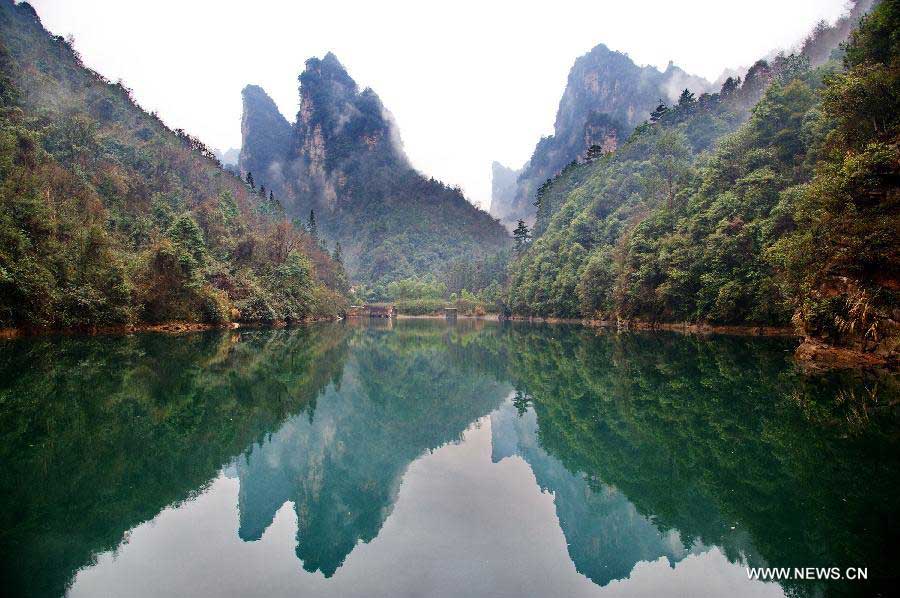 Photo taken on Feb. 1, 2013 shows the scenery of the Baofeng Lake scenic spot in Zhangjiajie City, central China's Hunan Province. (Xinhua/Feng Jun) 