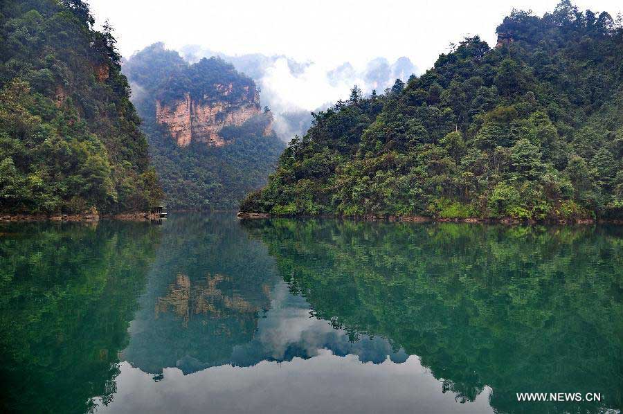 Photo taken on Feb. 1, 2013 shows the scenery of the Baofeng Lake scenic spot in Zhangjiajie City, central China's Hunan Province. (Xinhua/Feng Jun) 