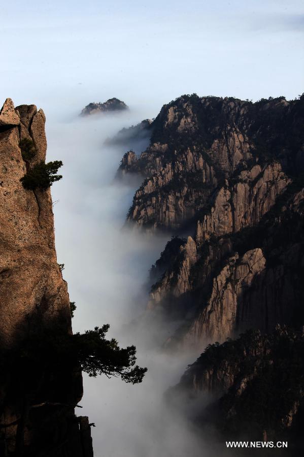 Photo taken on Feb. 6, 2013 shows the sea of clouds after a rainfall at the Huangshan Mountain scenic spot in Huangshan City, east China's Anhui Province. (Xinhua/Shi Guangde) 