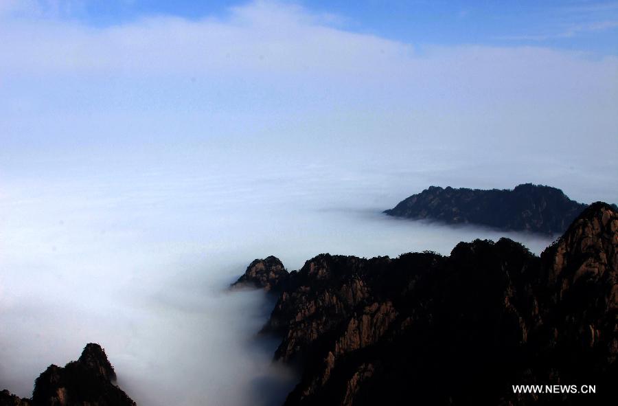 Photo taken on Feb. 6, 2013 shows the sea of clouds after a rainfall at the Huangshan Mountain scenic spot in Huangshan City, east China's Anhui Province. (Xinhua/Shi Guangde) 