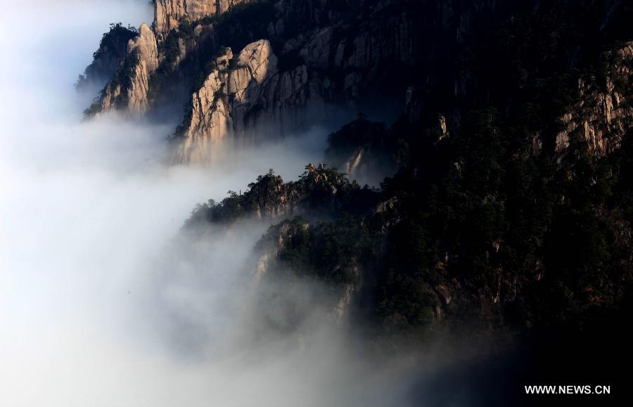 Photo taken on Feb. 6, 2013 shows the sea of clouds after a rainfall at the Huangshan Mountain scenic spot in Huangshan City, east China's Anhui Province. (Xinhua/Shi Guangde) 