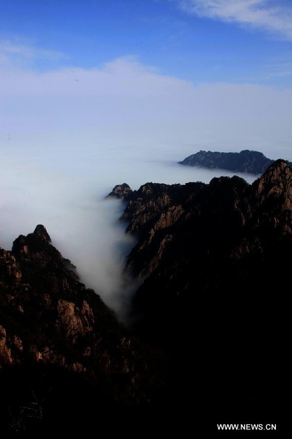 Photo taken on Feb. 6, 2013 shows the sea of clouds after a rainfall at the Huangshan Mountain scenic spot in Huangshan City, east China's Anhui Province. (Xinhua/Shi Guangde) 