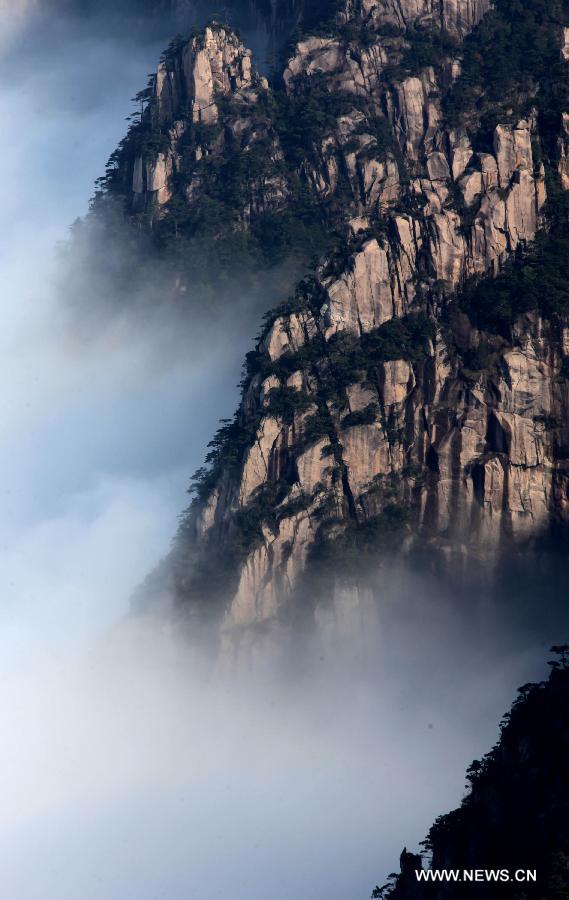 Photo taken on Feb. 6, 2013 shows the sea of clouds after a rainfall at the Huangshan Mountain scenic spot in Huangshan City, east China's Anhui Province. (Xinhua/Shi Guangde) 