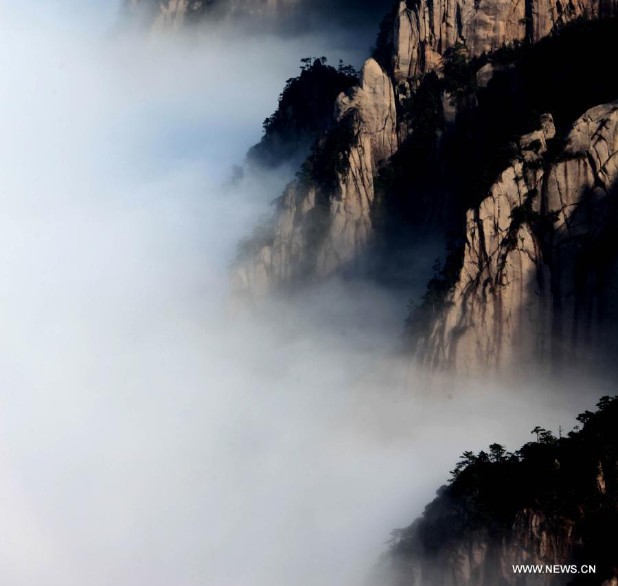 Photo taken on Feb. 6, 2013 shows the sea of clouds after a rainfall at the Huangshan Mountain scenic spot in Huangshan City, east China's Anhui Province. (Xinhua/Shi Guangde) 