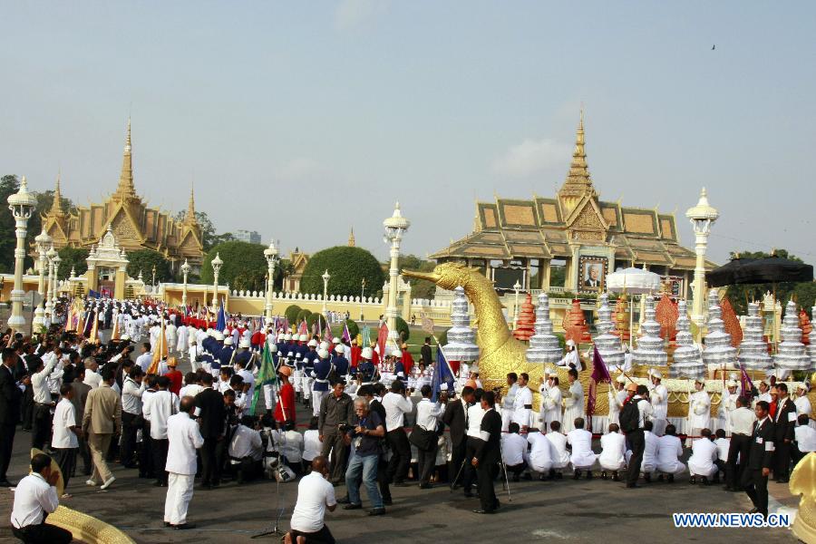 Three urns of the ashes of Cambodia's late King Father Norodom Sihanouk are carried toward the Royal Palace during a procession in Phnom Penh, Cambodia, Feb. 7, 2013. A week-long royal funeral of Cambodia's late King Norodom Sihanouk came to an end on Thursday when part of his cremains were taken from the cremation site to keep in the royal palace in a procession. (Xinhua/Sovannara)