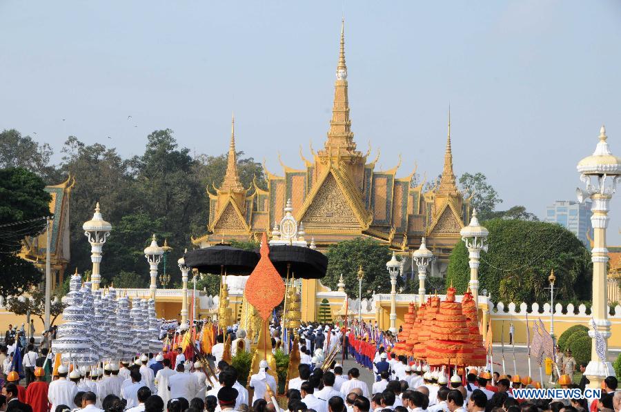 Part of the ashes of Cambodia's late King Father Norodom Sihanouk are carried toward the Royal Palace during a procession in Phnom Penh, Cambodia, Feb. 7, 2013. A week-long royal funeral of Cambodia's late King Norodom Sihanouk came to an end on Thursday when part of his cremains were taken from the cremation site to keep in the royal palace in a procession. (Xinhua/Zhao Yishen)