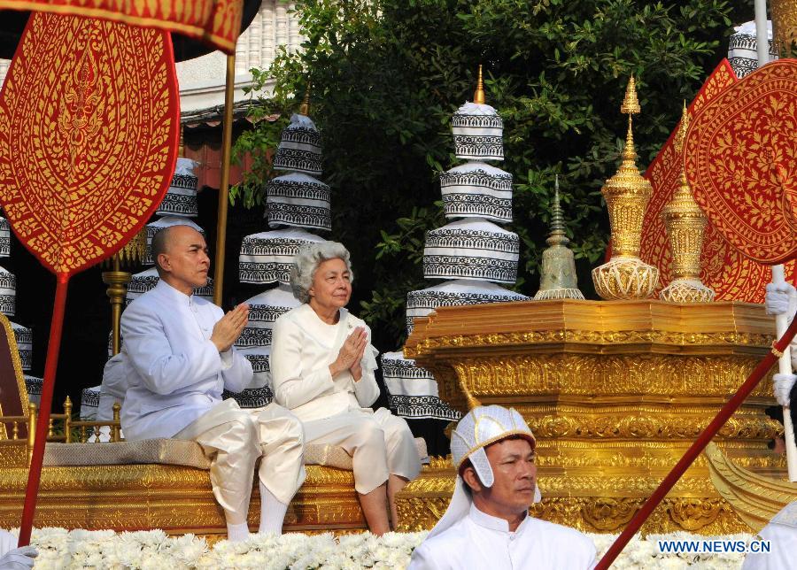 Cambodian King Norodom Sihamoni (L) and his mother Queen Norodom Monineath escort the ashes of late King Father Norodom Sihanouk during a procession in Phnom Penh, Cambodia, Feb. 7, 2013. A week-long royal funeral of Cambodia's late King Norodom Sihanouk came to an end on Thursday when part of his cremains were taken from the cremation site to keep in the royal palace in a procession. (Xinhua/Zhao Yishen)