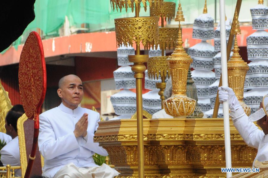 Cambodian King Norodom Sihamoni escorts the ashes of late King Father Norodom Sihanouk during a procession in Phnom Penh, Cambodia, Feb. 7, 2013. A week-long royal funeral of Cambodia's late King Norodom Sihanouk came to an end on Thursday when part of his cremains were taken from the cremation site to keep in the royal palace in a procession. (Xinhua/Zhao Yishen)