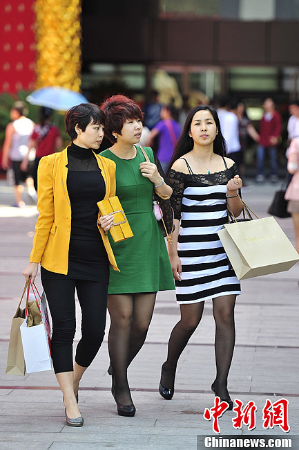 People go out in summer dress in Hainan on Feb. 6, 2013. The temperature of Hainan province rose to 30 degrees Celsius. People and travelers felt a different hot winter here. (Photo/Chinanews)