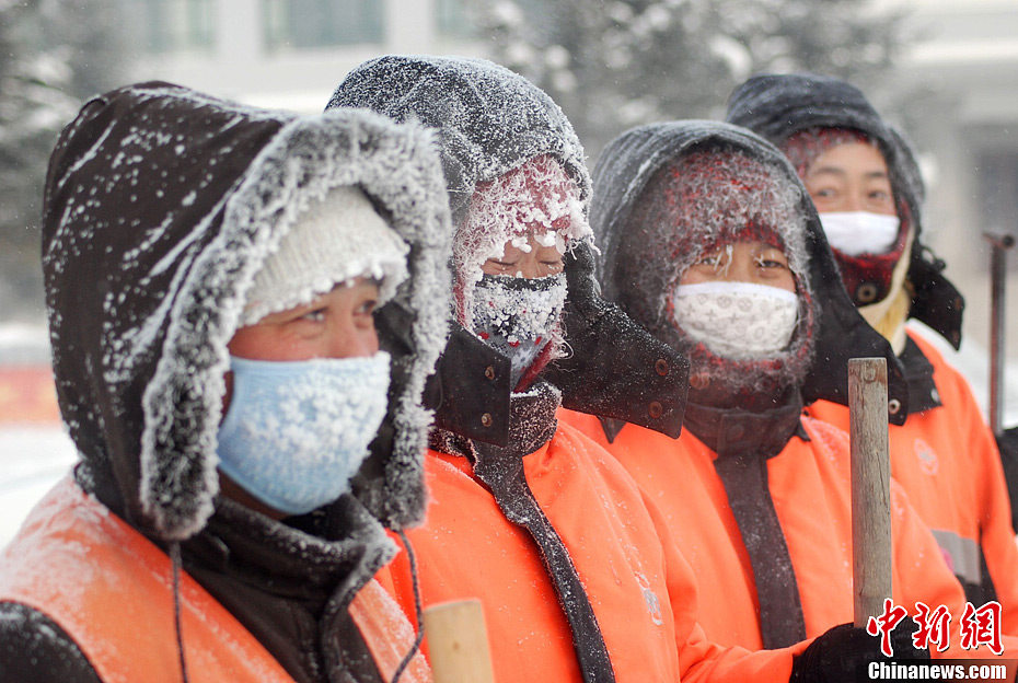 Pedestrian braves the cold weather in Yakeshi of Hulun Buir in Inner Mongolia on Feb. 6, 2013. Influenced by the strong cold air, Hulun Buir area of northeast Inner Mongolia experienced low temperatures. Some cities even had extreme cold weather. The temperature in Yakeshi city dropped to minus 42 degrees Celsius, and to minus 44 degrees Celsius in Tulihe county at 7 a.m. on Feb. 6, 2013. The extreme cold caused the icy fog weather. (Xinhua/Wang Wei)