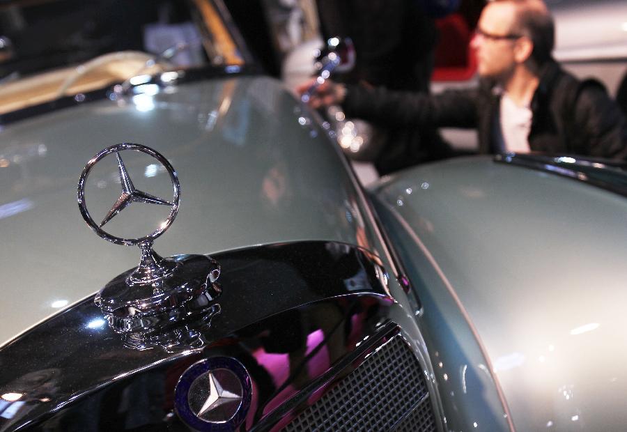 People views a Mercedez Benz classic car at the 38th Retromobile Salon at Paris Expo Porte de Versailles in Paris, France, Feb. 8, 2013. The annual Retromobile Salon was held here from Feb. 6 to 10, 2013. (Xinhua/Gao Jing) 