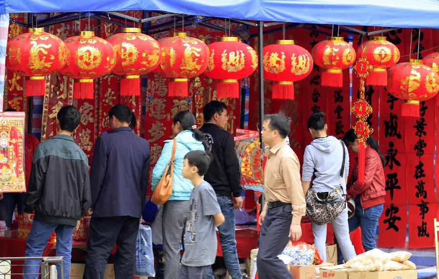 People select Spring Festival couplets in Fengshan County, south China's Guangxi Zhuang Autonomous Region, Feb. 7, 2013, to prepare for the coming Spring Festival, which falls on Feb. 10 this year. (Xinhua/Zhou Enge)