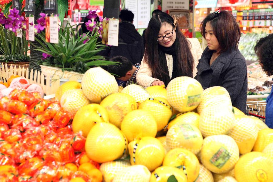 People select fruits at a supermarket in Ganyu County, east China's Jiangsu Province, Feb. 7, 2013, to prepare for the coming Spring Festival, which falls on Feb. 10 this year. (Xinhua/Si Wei)