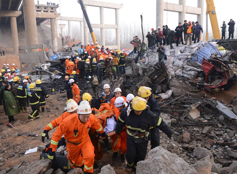 Rescuers find a victim’s body after a bridge partially collapsed due to a massive fireworks explosion in Sanmenxia city, central China’s Henan province, Feb. 1. The death toll climbed to 10 on Saturday, according to the local authorities. Road accidents have claimed about 60 lives from Jan. 31 to Feb. 1. The fatal accidents shocked the whole country as hundreds of millions of Chinese journeyed home amid the Spring Festival travel rush that started on Jan. 26. (Photo/Xinhua)