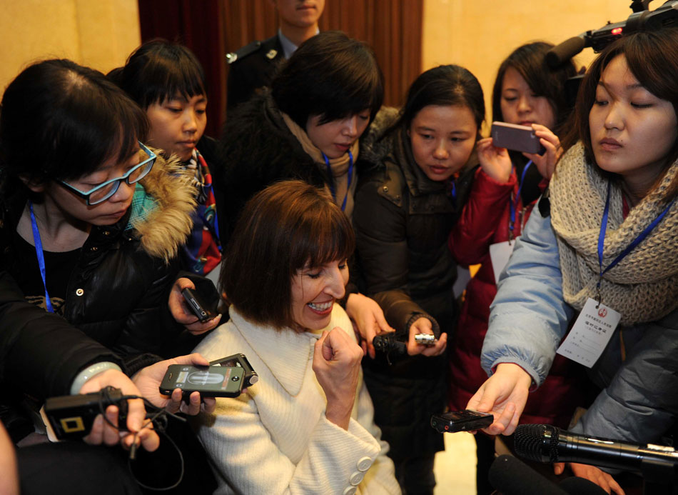 Kim Lee (center), former wife of Crazy English founder Li Yang, is about to receive interview after the court made ruling on her divorce case in Beijing, Feb. 3. The court granted Lee properties worth more than 12 million yuan ($1.9 million) and custody of her three daughters. (Xinhua/Gong Lei)