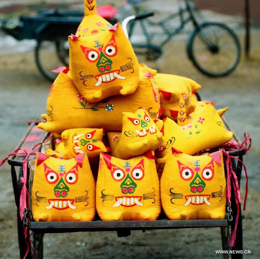 File photo taken on March 20, 2010 shows handicrafts of tiger at a temple fair in Huaiyang County, central China's Henan Province. 2010 was the Year of the Tiger in the Chinese Zodiac. Chinese Zodiac is represented by 12 animals to record the years and reflect people's attributes, including the rat, ox, tiger, rabbit, dragon, snake, horse, sheep, monkey, rooster, dog and pig.(Xinhua/Wang Song) 